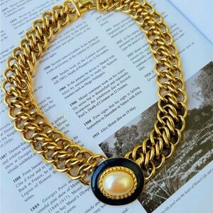 Vintage Monet Gold Chunky Chain
Necklace: Faux Pearl Pendant